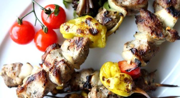 Шашлыки из гусиных грудок, бекона, лука и зеленого перца