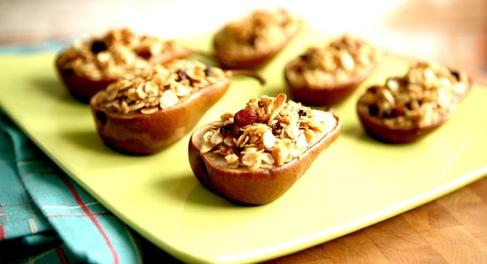 Печеные груши с овсянкой в меду