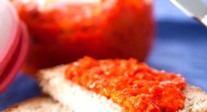 Постный спред из жареных перцев, семян подсолнуха и чили