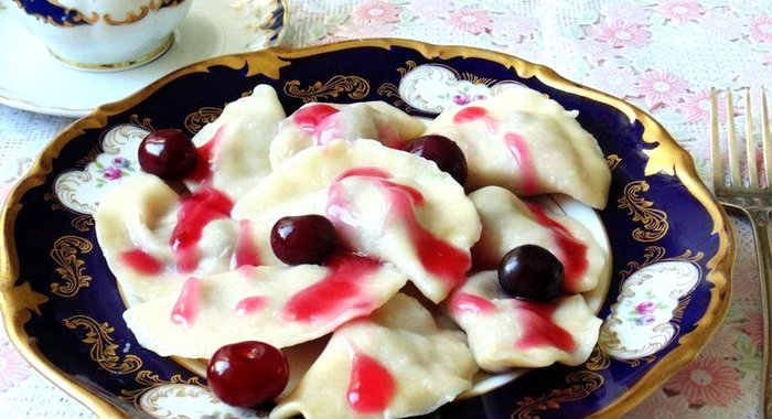 Вареники с вишней и вишневым соусом
