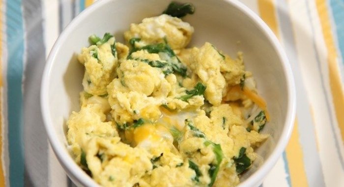 Яичница-болтунья со шпинатом