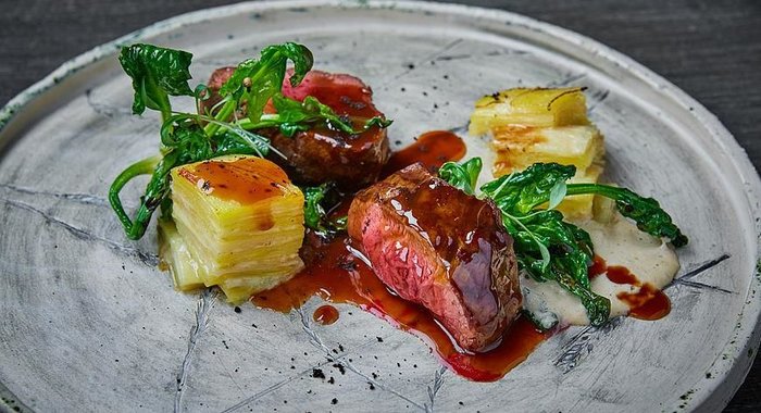 Филе говядины с гратеном из корнеплодов и муссом из фундука