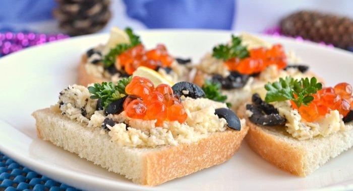 Бутерброды с сыром, оливками и красной икрой