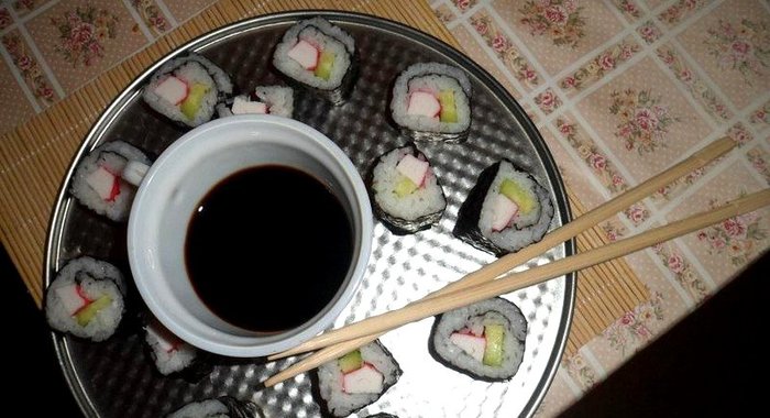 Роллы с крабовыми палочками и огурцом