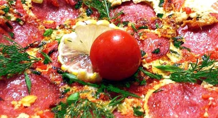 Омлет с колбасой, помидорами и сыром