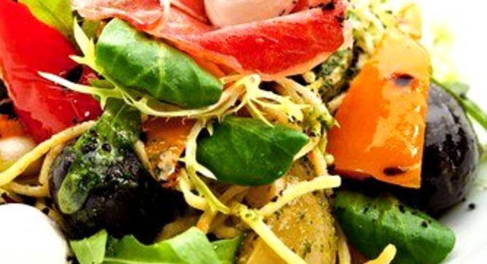 Теплый картофельный салат с маслинами и перцем