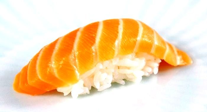 Суши с лососем