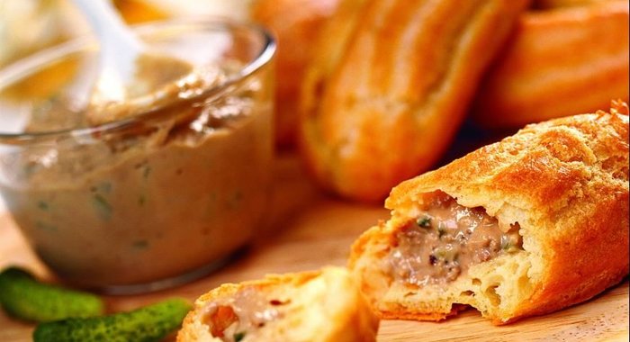 Закусочные эклеры с печеночным паштетом