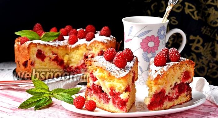 Шарлотка с малиной