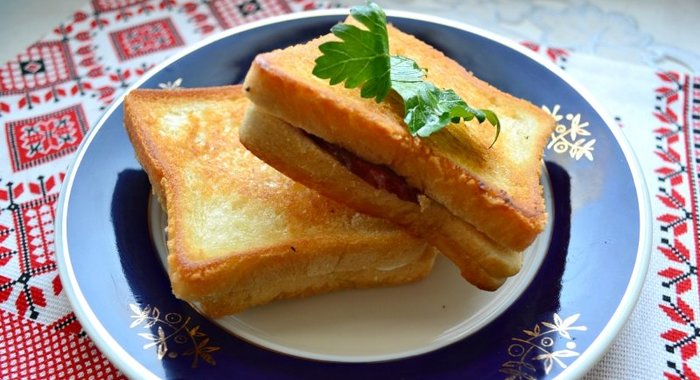 Тосты с плавленным сыром и копченой колбасой