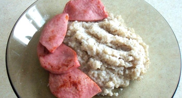 Ячневая каша с жареной колбасой