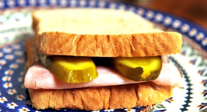 Бутерброд с солеными огурцами