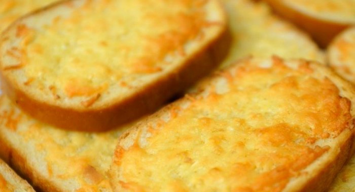 Гренки с чесноком и сыром в духовке