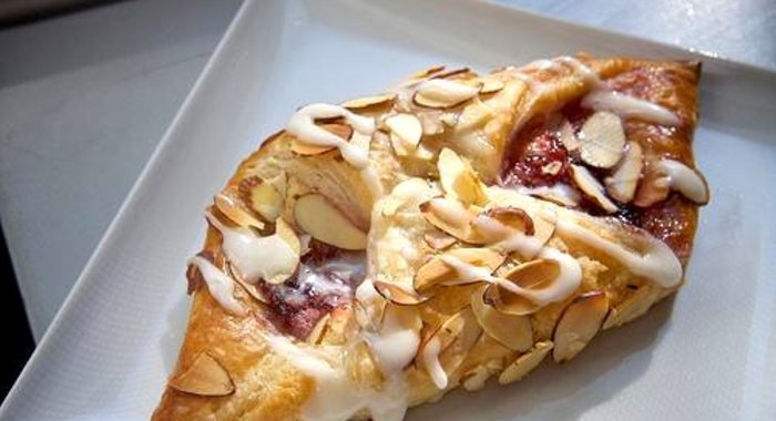 Датские булочки с марципаном и джемом