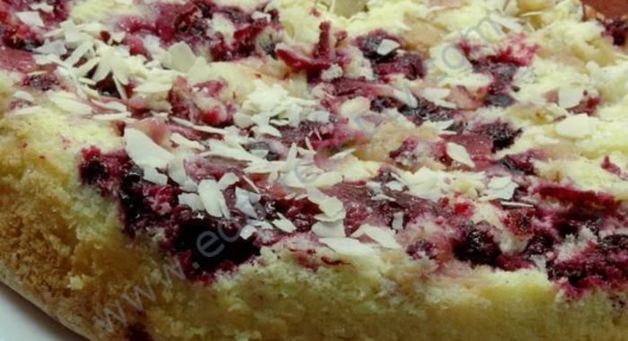 Яблочно-смородиновая шарлотка