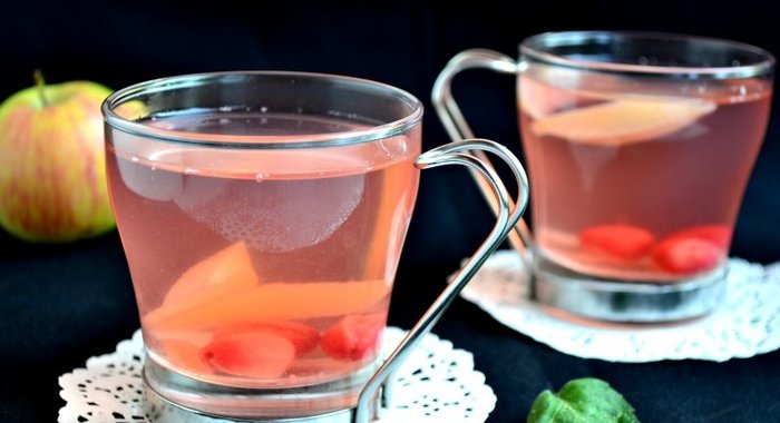 Компот из яблок и кизила с мятой