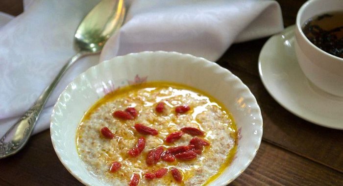 Овсяная кашка с ягодами годжи на завтрак