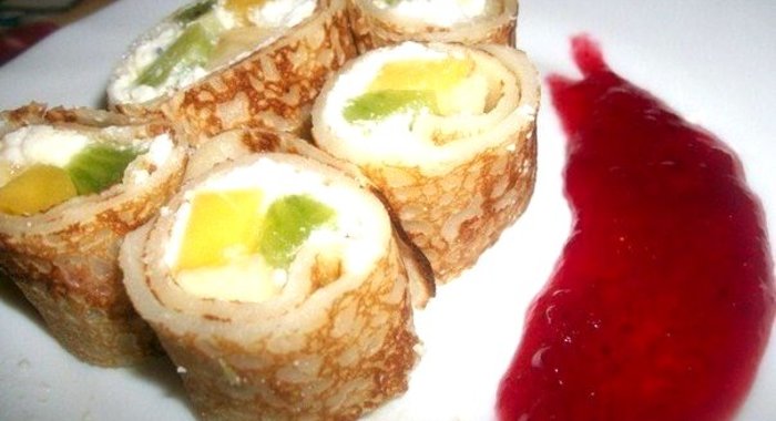 Роллы с фруктами и творогом