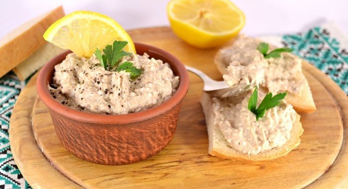 Бутербродная намазка из рыбных консервов, яиц и плавленного сыра