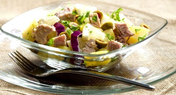 Картофельный салат с травами и анчоусами