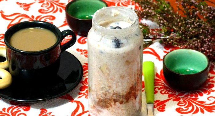 Ленивая овсянка с черникой и бананом