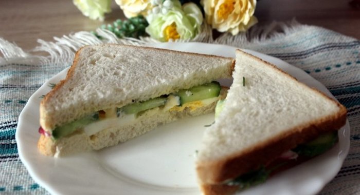 Сендвич с яйцом и свежим огурцом
