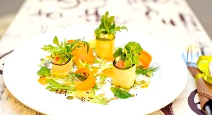 Овощные роллы из цукини с лососем и нежным сливочным сыром