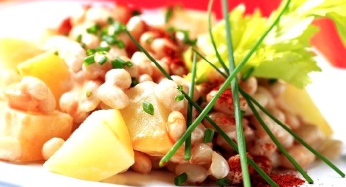 Картофельный салат с тунцом и фасолью