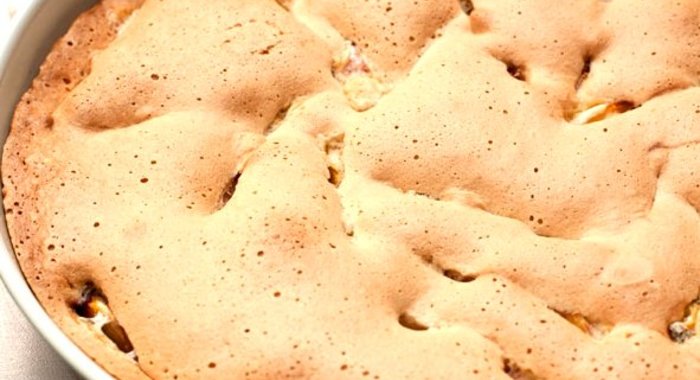 Шарлотка с персиками