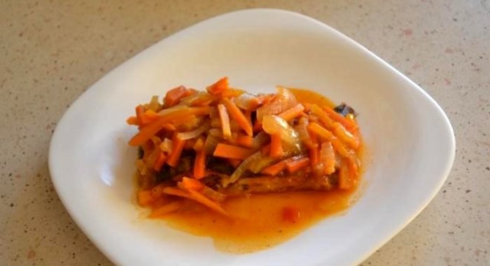 Камбала под овощным маринадом