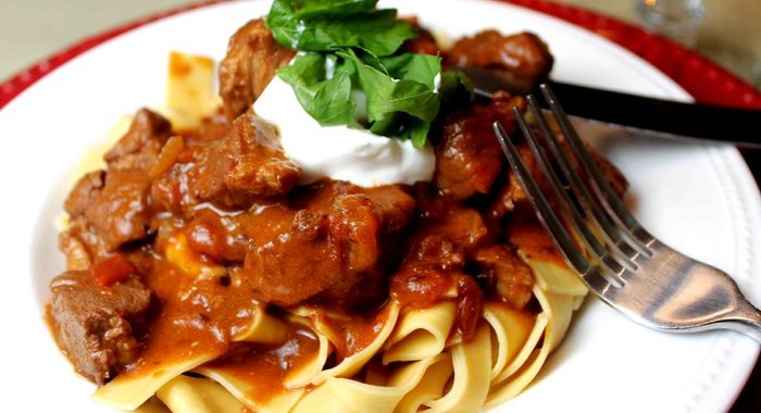 Гуляш с макаронами