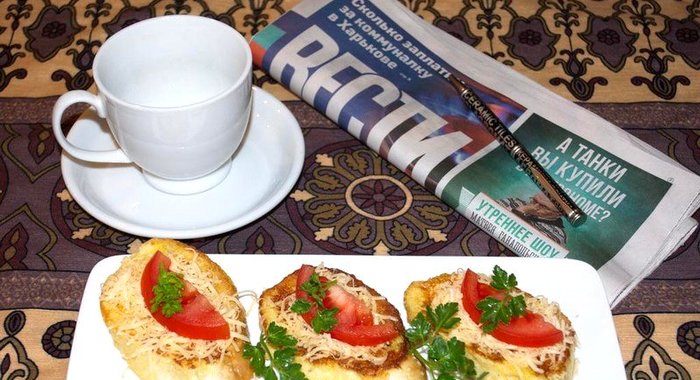 Гренки на французский манер с овощами и сыром