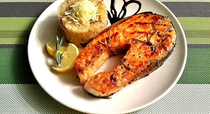 Стейки из семги и ризотто с лесными грибами и пармезаном