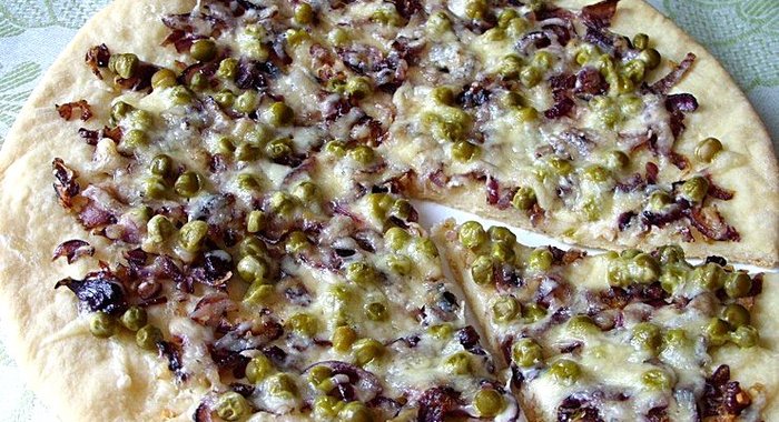 Пицца с горошком и красным луком