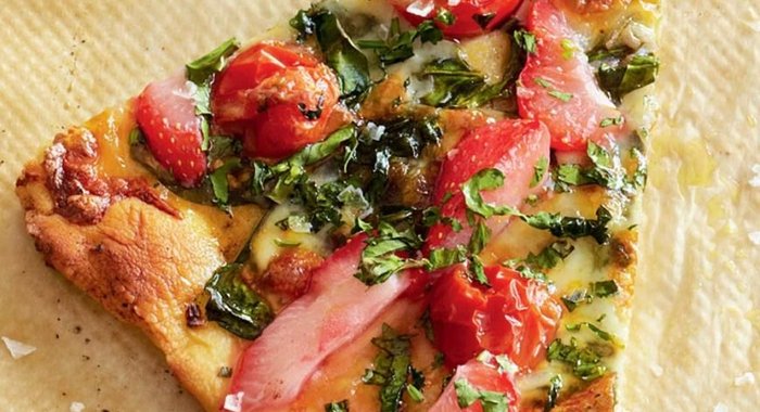 Пицца со шпинатом, помидорами и клубникой