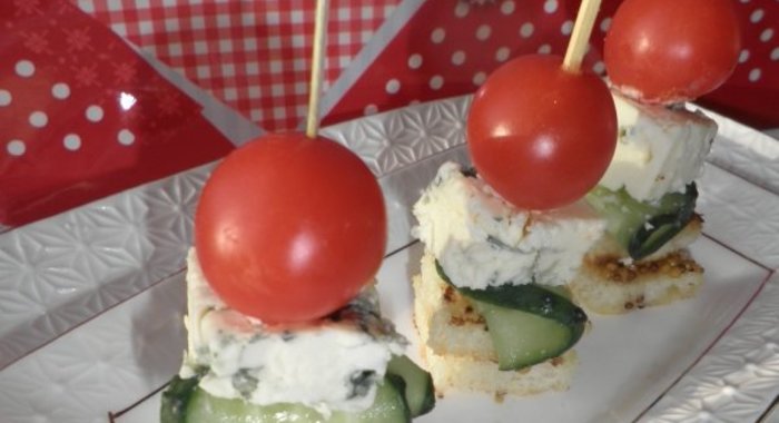 Канапе с голубым сыром и черри