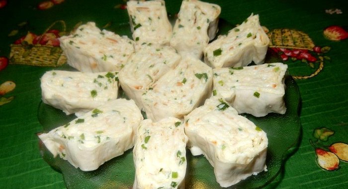 Ролл из лаваша с сыром и молодым чесноком