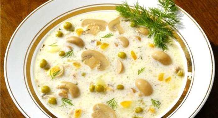 Сырный суп с шампиньонами и копченостями