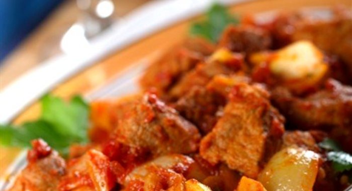 Тушеная телятина с яблоками, корицей и красным вином