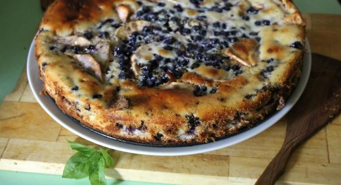 Шарлотка с яблоками и поздникой