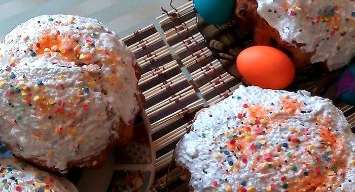 Пасхальный кулич с изюмом