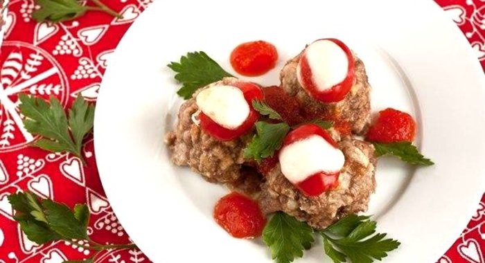 Мясные фрикадельки с моцареллой