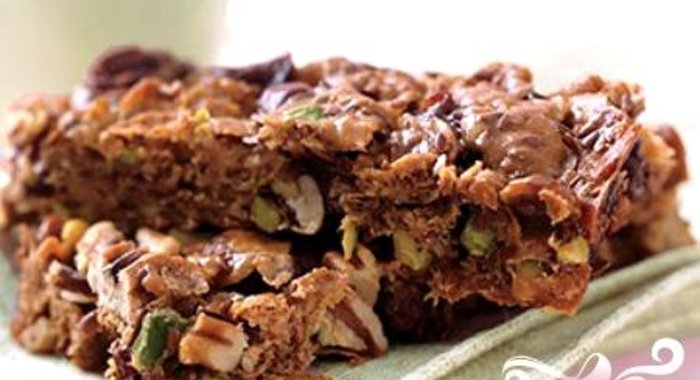 Пирожные с вишней, орехами и фисташками