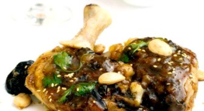 Цыпленок с томатами, черносливом, корицей и вином