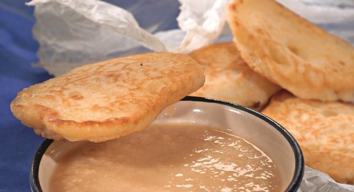 Оладьи с соусом из изюма