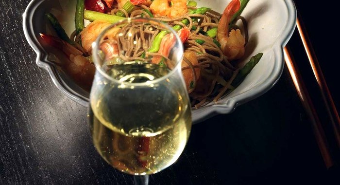 Гречневая лапша с креветками и зеленой спаржей