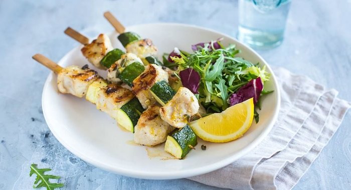 Шашлык из филе индейки с лимоном и шалфеем на гриле