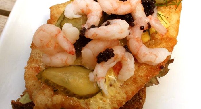 Датские лепешки с креветками и икрой
