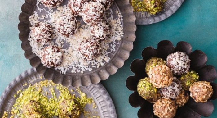 Конфеты с орехом макадамиа и кокосовой стружкой