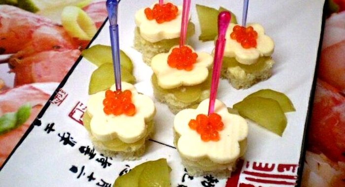 Мини бутербродики с копченым сыром